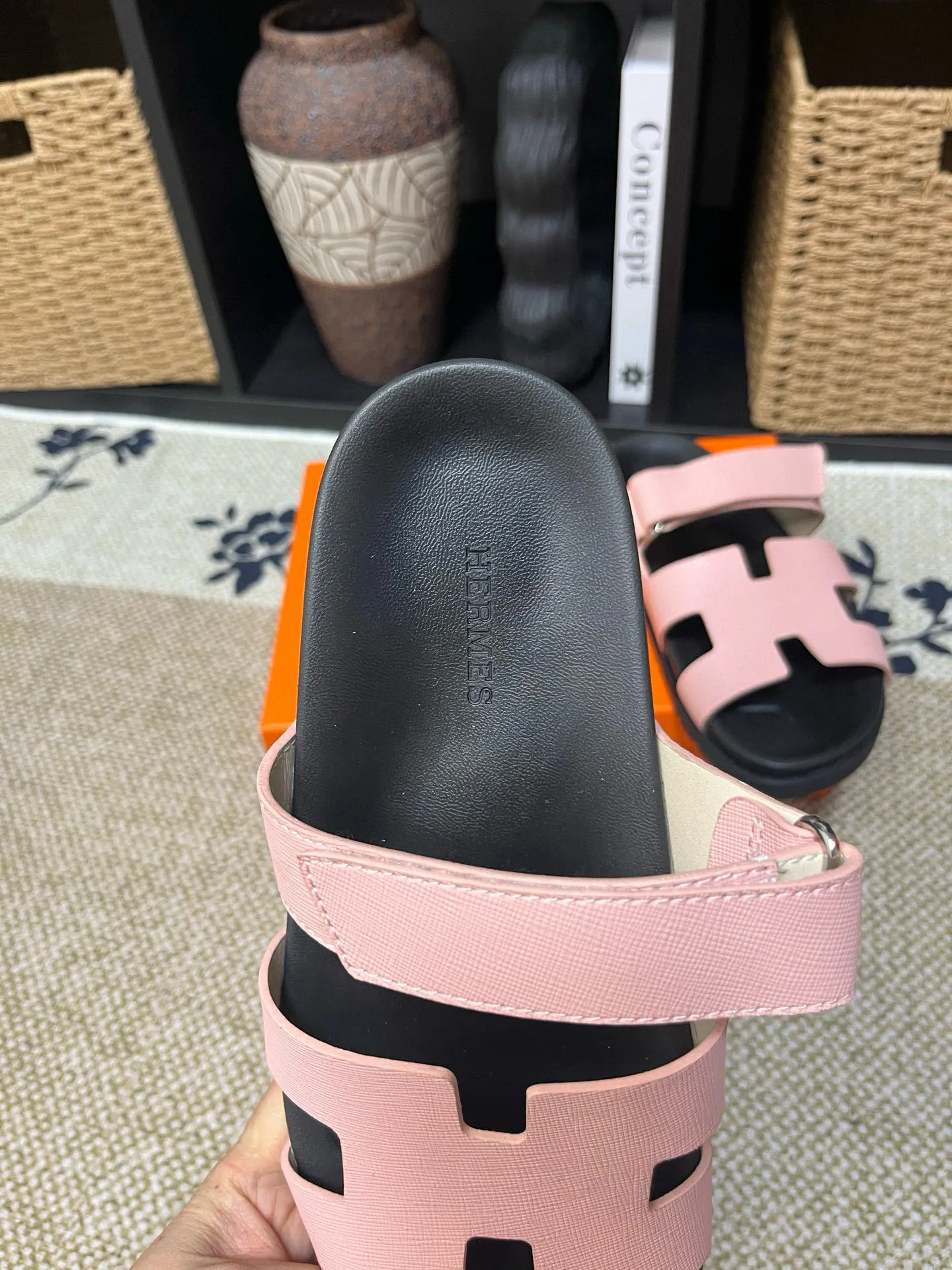 Factory price: 340💰Long-term availability Hermes men's Kazimir slippers for couples - top quality, Hermès woven calfskin functional sandals. The interwoven upper inspired by the "H" iconic pattern creates a casual look, which can be said to be a good companion for summer. Imported cowhide + cowhide lining + TU men's shoes💰Outsole Size: 35-46